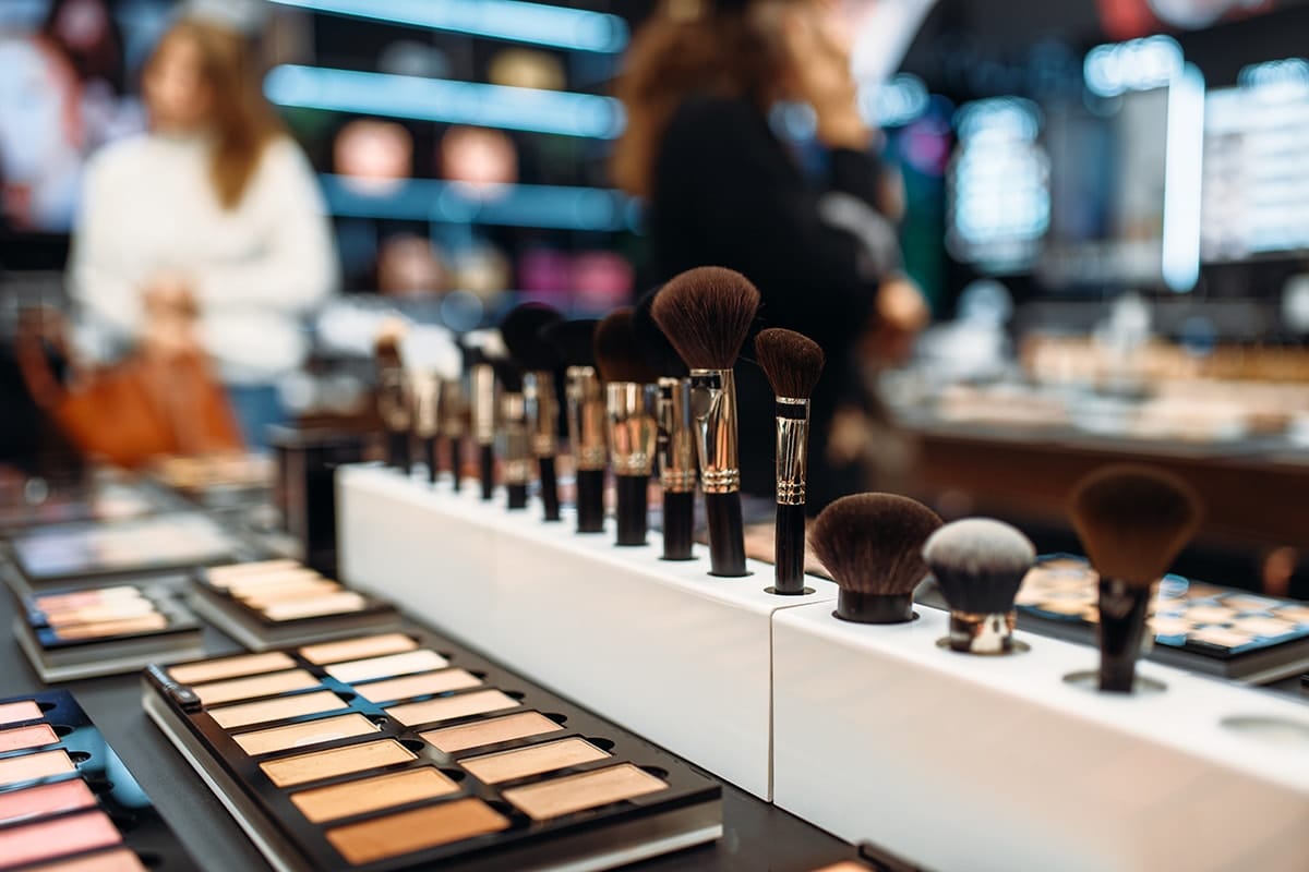 powders-collection-showcase-in-make-up-shop-APQBV8C-min.jpg powders-collection-showcase-in-make-up-shop-APQBV8C-min.jpg